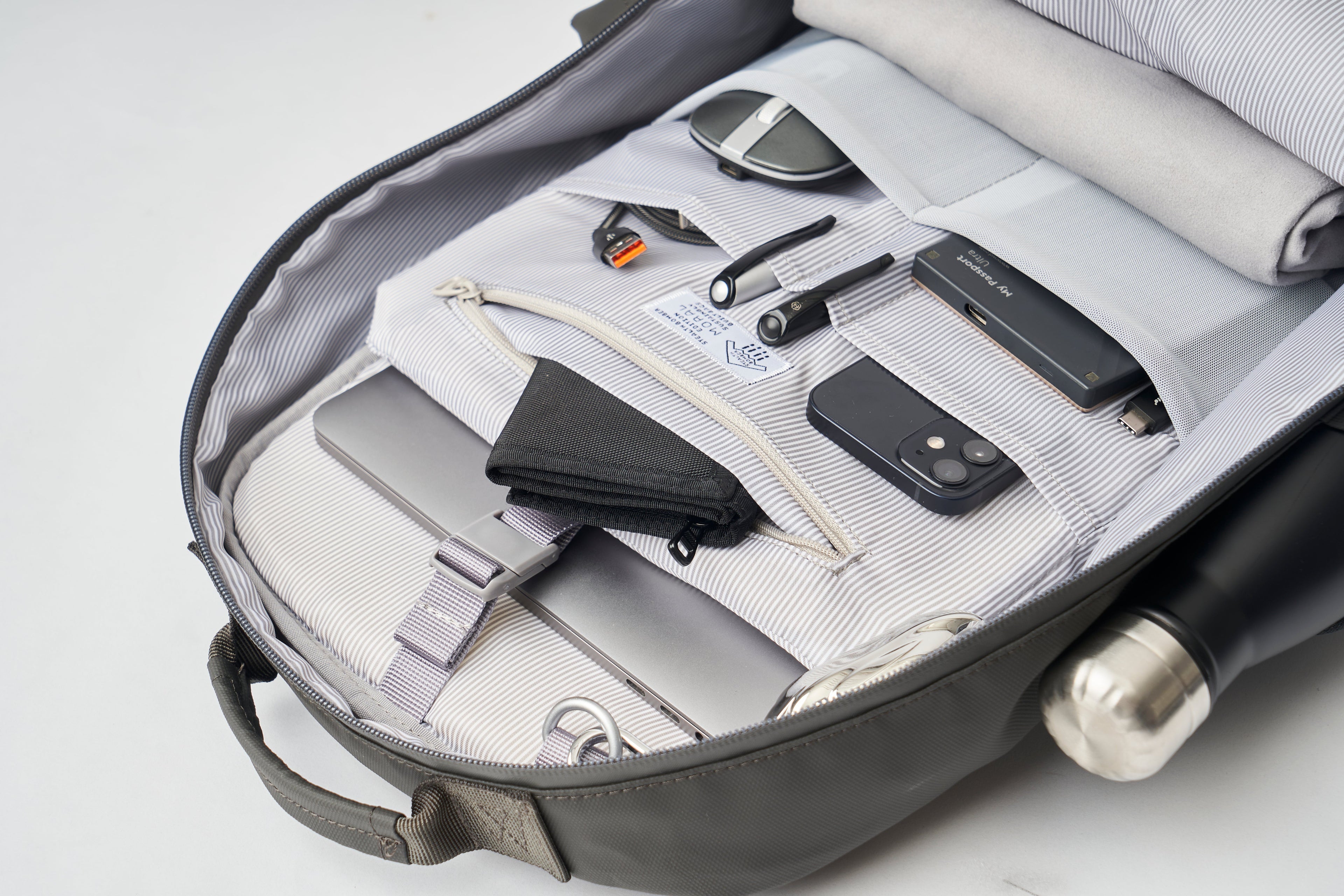 Umago Stag II Backpack 22L - Stealth Bomber Edition
