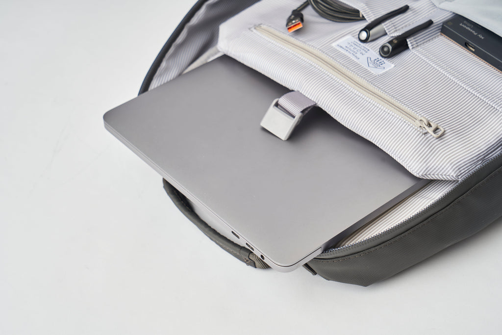 Umago Stag II Backpack 22L - Stealth Bomber Edition