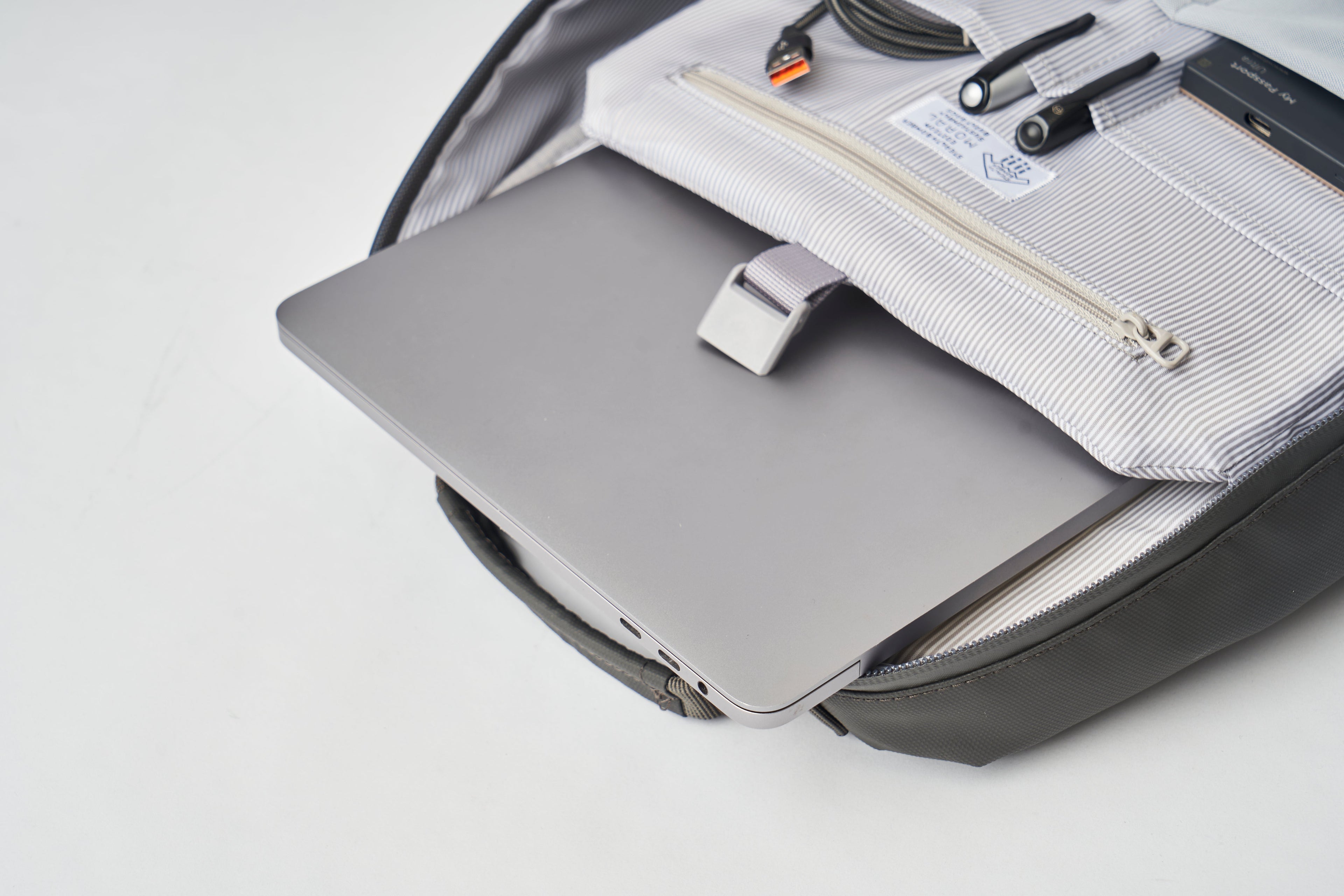 Umago Stag II Backpack 22L - Stealth Bomber Edition